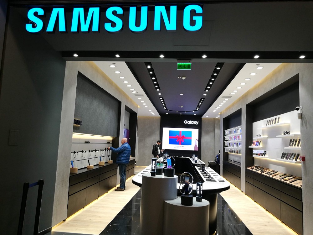 Samsung digital signage featured image for outdoor advertising