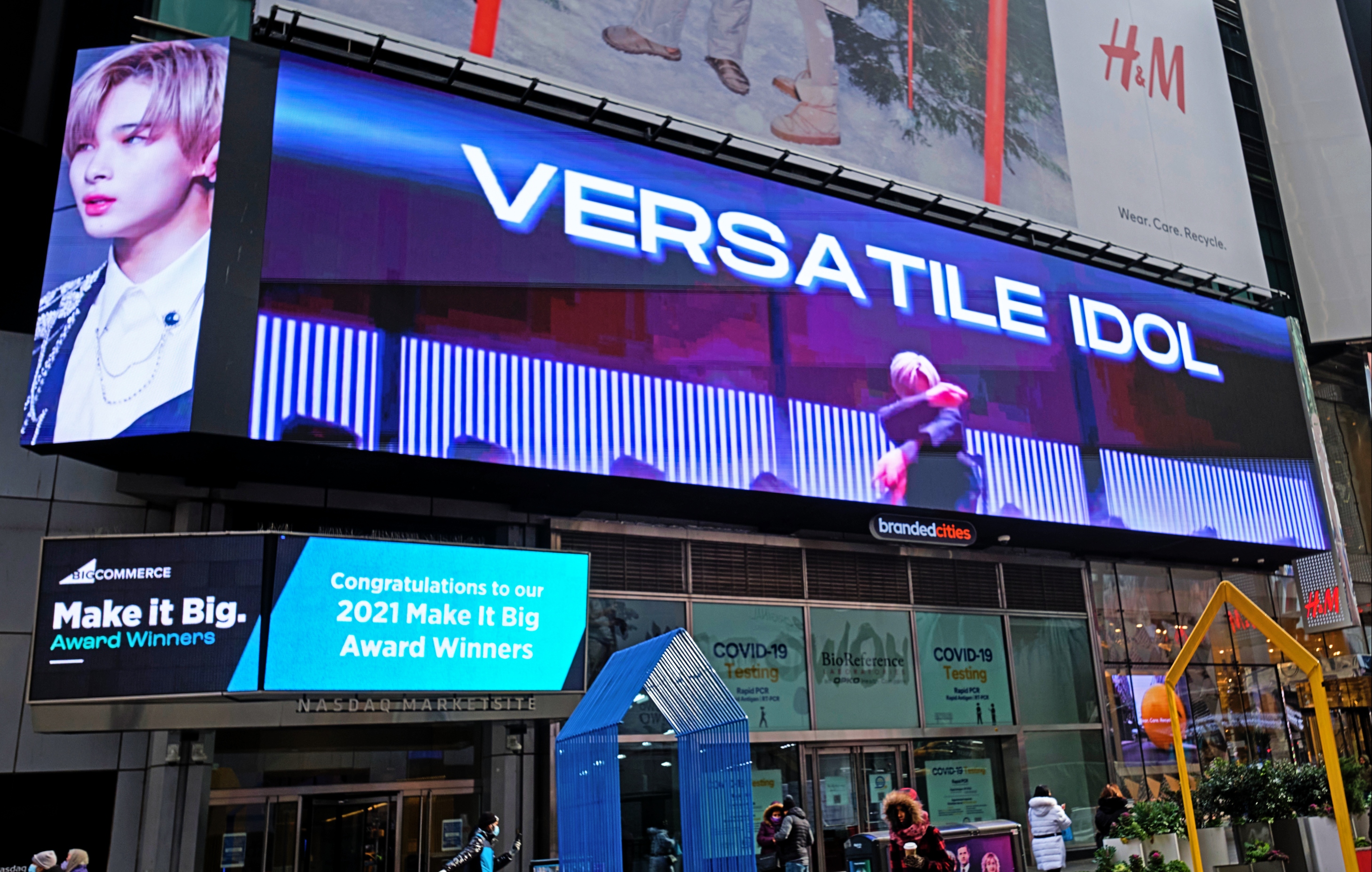 High-resolution digital billboard advertising in an urban setting